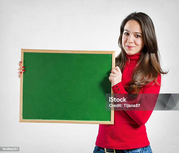 Photo libre de droit de Jeune Fille Tenant Un Tableau banque d'images et plus d'images libres de droit de Adolescence - Adolescence, Adolescent, Apprentissage