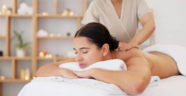 spa pijat, zen dan santai pelanggan di salon kecantikan untuk dukungan kesehatan tubuh, penyembuhan energi chakra dan perawatan kesehatan mewah. wanita pemijat, pola pikir tenang dan kedamaian untuk klien dengan aromaterapi lilin - berbau foto potret stok, foto, & gambar bebas royalti