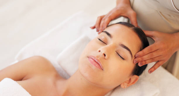 spa, massaggio alla testa e donna calma che gode di un trattamento rilassante in un centro benessere, salute e bellezza. relax, pace e terapeuta facendo terapia di rilassamento per una ragazza in un salone naturale di lusso. - head massage massaging beauty treatment massage therapist foto e immagini stock