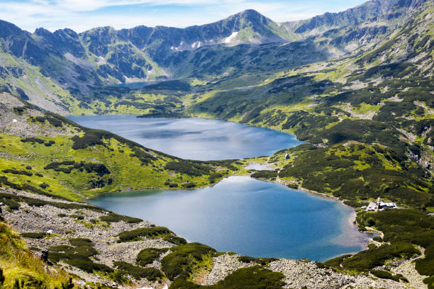 폴란드의 휴일 - 타트라 산맥에 있는 5개의 폴란드 연못 계곡 - tatra mountains zakopane lake mountain 뉴스 사진 이미지