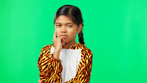 Child, girl and thinking of idea on green screen background with mockup space for plan or choice. Indian kid portrait in studio with hand on chin to think, planning or brainstoming decision niño, niña y pensando en la idea en el fondo de la pantalla verde con espacio de maqueta para el plan o la elección. retrato de niño indio en el estudio con la mano en la barbilla para pensar, planificar o tomar una decisión de brainstoming