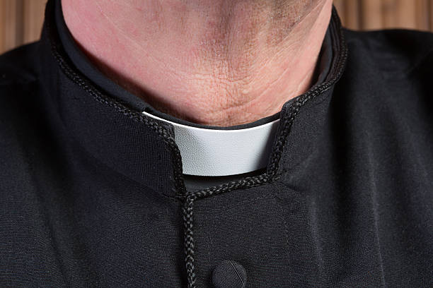 sacerdote cuello clerical - sotana fotografías e imágenes de stock