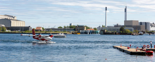 pequeno hidroavião fretado de negócios de hélice moderna pousando no porto de água de copenhague. passeio turístico pela cidade com vista aérea de hidroavião. viagem de viagem pela cidade escandinava dinamarca - amphibious vehicle - fotografias e filmes do acervo