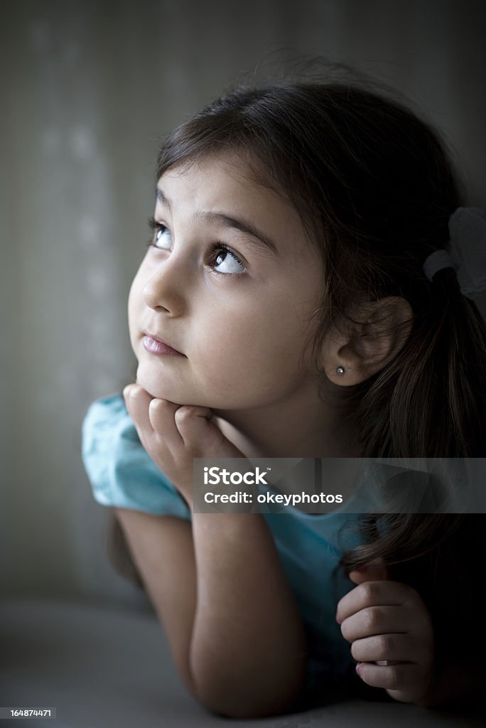 Pequena menina turco - Foto de stock de Olhar para Cima royalty-free