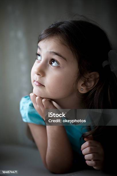 Pequena Menina Turco - Fotografias de stock e mais imagens de Olhar para Cima - Olhar para Cima, Criança, Etnia do Médio Oriente