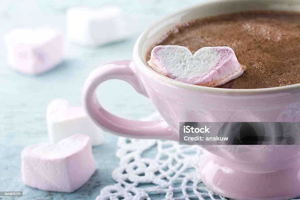 Cioccolata calda e marsmallow a forma di cuore - Foto stock royalty-free di Amore