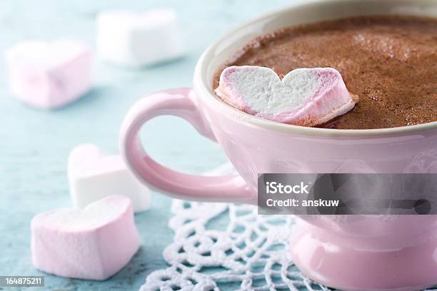 Cioccolata Calda E Marsmallow A Forma Di Cuore - Fotografie stock e altre immagini di Amore - Amore, Bibita, Blu