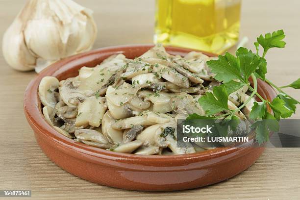 Photo libre de droit de Champignons À Lail banque d'images et plus d'images libres de droit de Ail - Légume à bulbe - Ail - Légume à bulbe, Aliment, Aliments et boissons