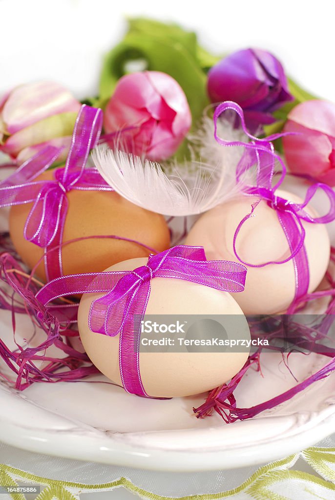 Ovos de Páscoa com laço rosa sobre a mesa - Foto de stock de Comida royalty-free