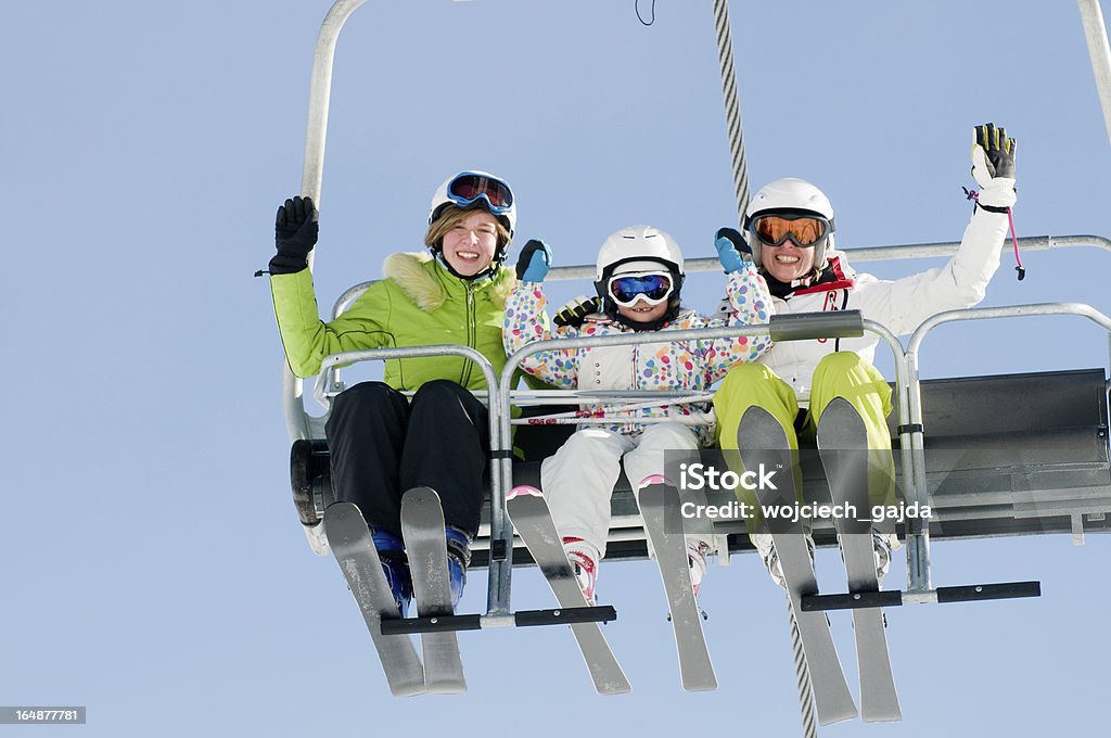 Esquiadores no teleférico de esqui - Foto de stock de Adolescente royalty-free