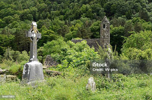 Кельтский Крест На Graveyard — стоковые фотографии и другие картинки Без людей - Без людей, В форме креста, Горизонтальный
