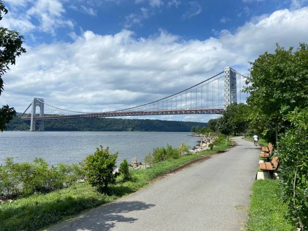 manhattan waterfront greenway vicino al fiume hudson e al george washington bridge a riverside park, new york city - nyc greenway foto e immagini stock