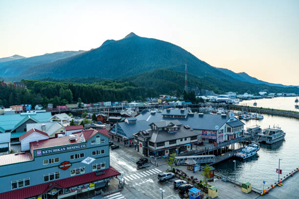 widok ulicy ketchikan, alaska, stany zjednoczone - creek street zdjęcia i obrazy z banku zdjęć