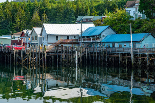 vue sur marina à ketchikan, alaska, états-unis - sport ketchikan alaska usa photos et images de collection