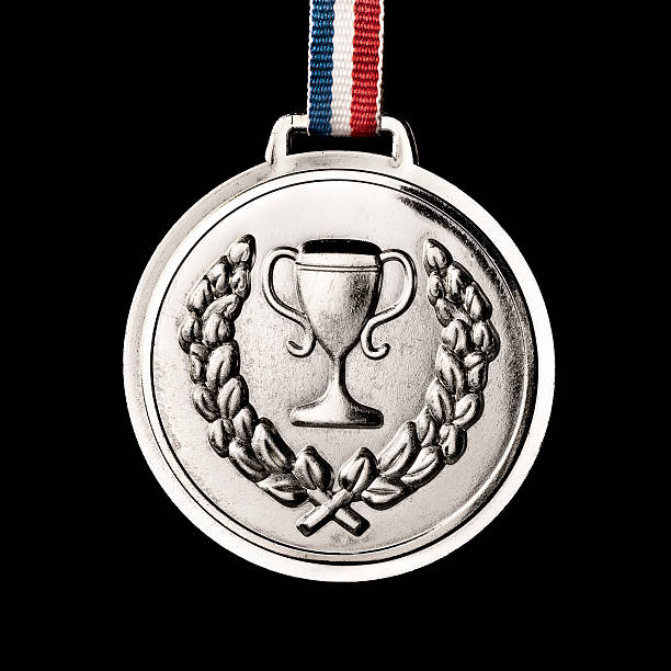 olympic medallas aislado en negro: de plata - silver medal flash fotografías e imágenes de stock