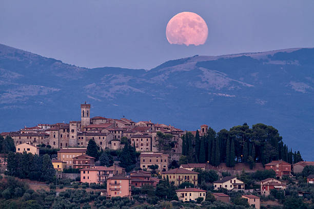 istock Umbrian moonrise, Italy 164894823