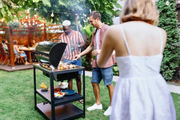 istock Friends having fun in the backyard 1648948952