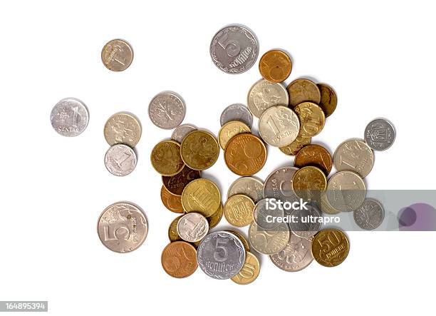 Monedas Dispersada Sobre Fondo Blanco Foto de stock y más banco de imágenes de Acero - Acero, Amarillo - Color, Arreglar