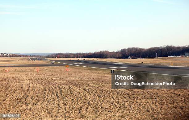 Airport Runway Stockfoto und mehr Bilder von Flughafen - Flughafen, Verwaltungsbezirk Westchester County, Asphalt