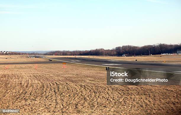 Foto de Pista Do Aeroporto e mais fotos de stock de Aeroporto - Aeroporto, Condado de Westchester, Céu - Fenômeno natural