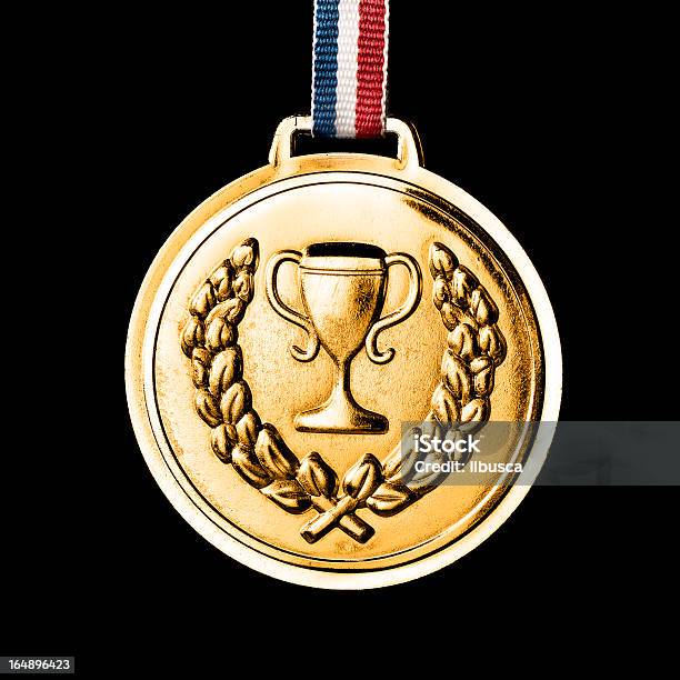 Medalhas Olímpicas Isolado No Preto Ouro - Fotografias de stock e mais imagens de Medalha de Ouro - Medalha de Ouro, Evento multidesportivo internacional, Medalha