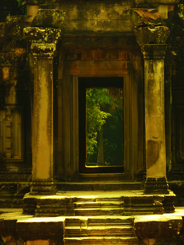 threshold to and from nature in the temples of Angkor