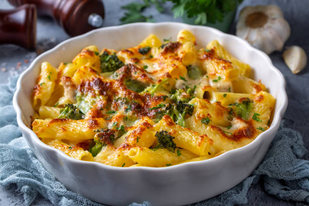 Pasta baked with broccoli and chicken. Broccoli, cheese and gratin sauce on baked penne pasta. Pasta baked with broccoli and chicken. Broccoli, cheese and gratin sauce on baked penne pasta. pasta casserole stock pictures, royalty-free photos & images