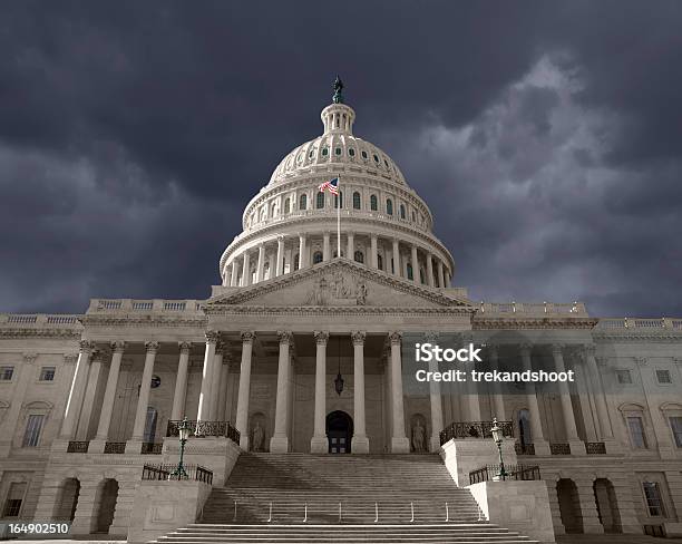 Foto de Escuro Céu Sobre Os Estados Unidos Capitol e mais fotos de stock de Capitólio - Capitol Hill - Capitólio - Capitol Hill, Escuro, Congresso