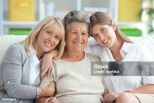 Três Gerações De Mulheres - Fotografias de stock e mais imagens de Avó - Avó, Filha, Mãe