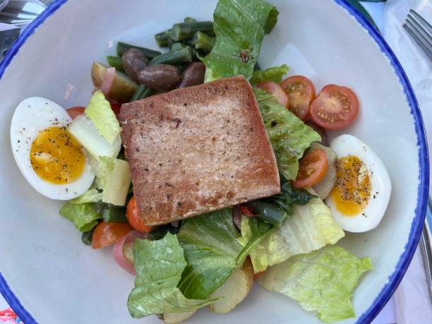 sałatka z tuńczyka podsmażony - prepared ahi tuna salad green olive zdjęcia i obrazy z banku zdjęć