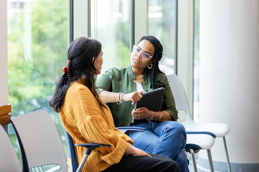 Mujer vulnerable comparte algo con el terapeuta durante la sesión de terapia photo