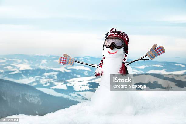 Foto de Snowmen Para As Montanhas e mais fotos de stock de Alegria - Alegria, Boneco de Neve, Brinquedo