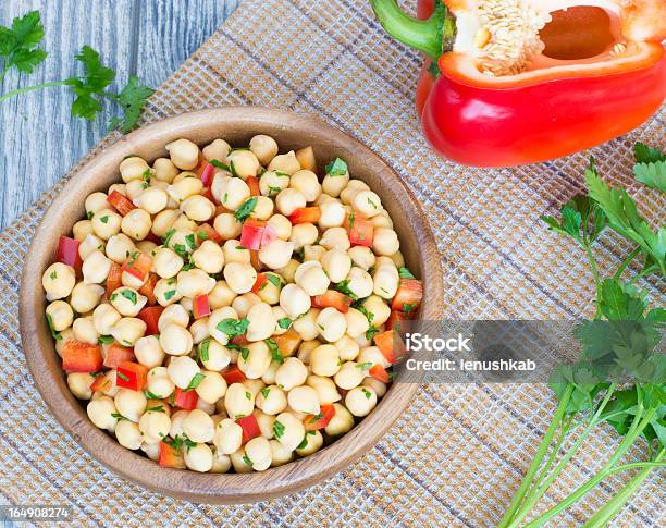 Chickpea Salada E Pimento - Fotografias de stock e mais imagens de Alimentação Saudável - Alimentação Saudável, Amarelo, Amontoar