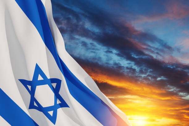 israel-flagge mit einem davidstern über bewölktem himmelshintergrund bei sonnenuntergang. banner mit platz für text. - jewish state stock-fotos und bilder