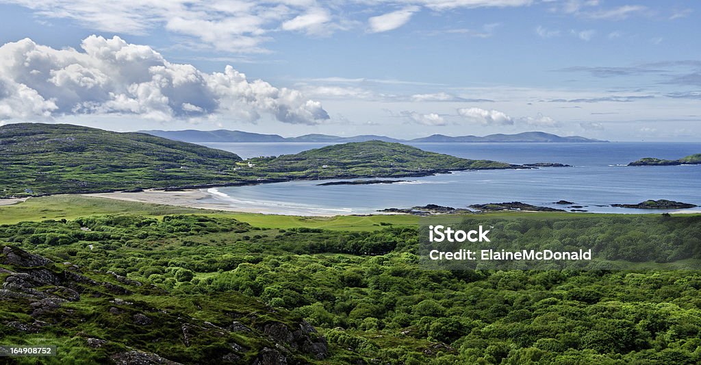 Paesaggio verde con acque blu e il cielo in Irlanda - Foto stock royalty-free di Acqua