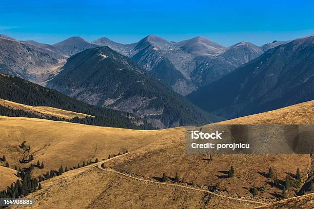 Paisagem De Montanha - Fotografias de stock e mais imagens de Ao Ar Livre - Ao Ar Livre, Azul, Beleza natural