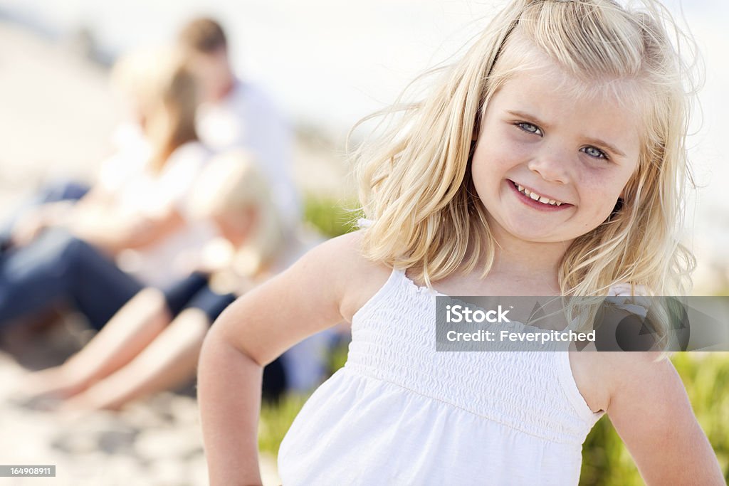 Adorable fillette Blonde s'amusant à la plage - Photo de Adolescence libre de droits