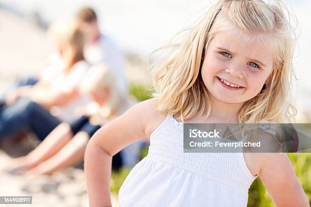 Photo libre de droit de Adorable Fillette Blonde Samusant À La Plage banque d'images et plus d'images libres de droit de Adolescence - Adolescence, Bonheur, Cheveux blonds