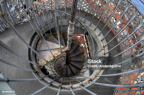 Escalera En Espiral Foto de stock y más banco de imágenes de Abstracto - Abstracto, Aire libre, Alto - Descripción física