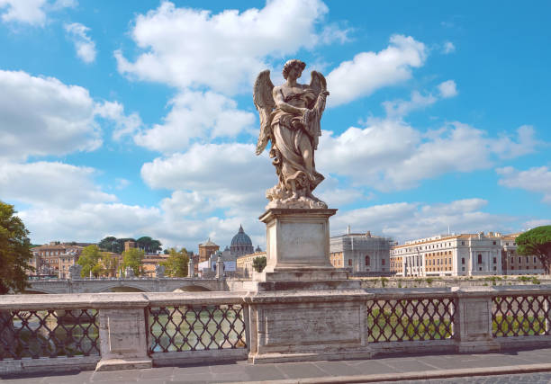 イタリア、ローマ市の聖アンジェロ橋の建築天使 - ponte sant angelo ストックフォトと画像