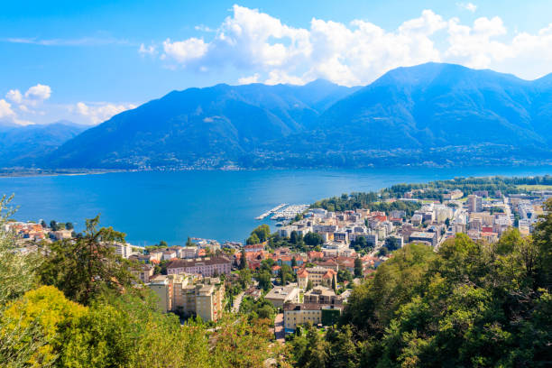 вид на город локарно и озеро маджоре в швейцарии - locarno стоковые фото и изображения