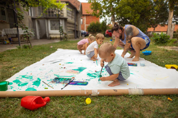 istock Teaching the children how to use watercolors 1649170120