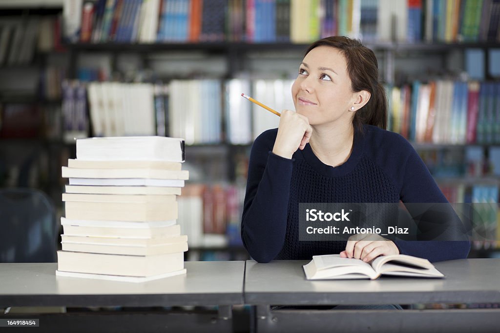 Aluna lendo na biblioteca - Foto de stock de Adulto royalty-free