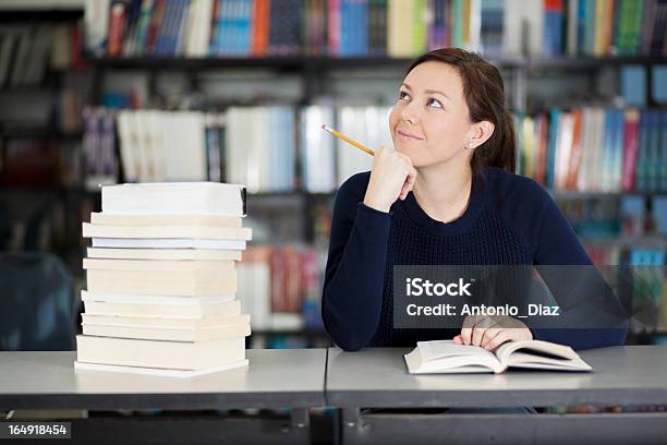 Foto de Aluna Lendo Na Biblioteca e mais fotos de stock de Adulto - Adulto, Aluno de Universidade, Aprender