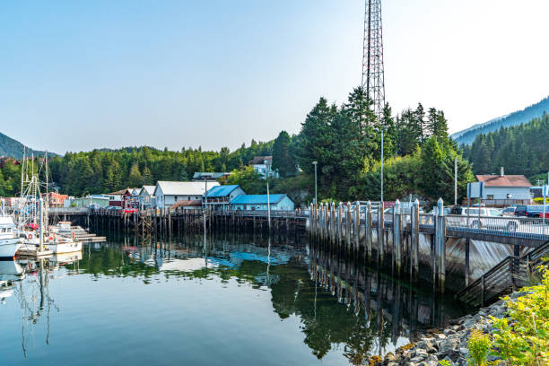 vue sur marina à ketchikan, alaska, états-unis - sport ketchikan alaska usa photos et images de collection