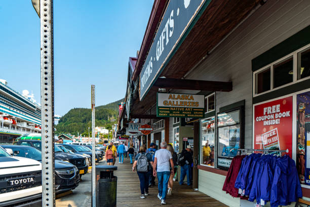 widok ulicy ketchikan, alaska, stany zjednoczone - creek street zdjęcia i obrazy z banku zdjęć