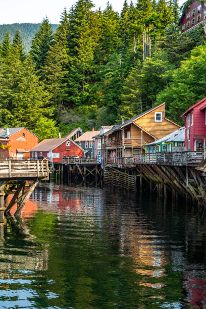 widok ulicy creek w ketchikan, alaska, usa - creek street zdjęcia i obrazy z banku zdjęć