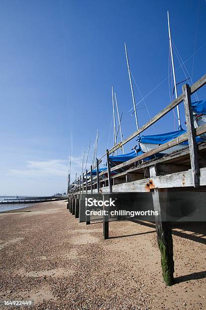 Barcos No Inverno Armazenamento Em Southend Beach Essex Reino Unido - Fotografias de stock e mais imagens de Ao Ar Livre