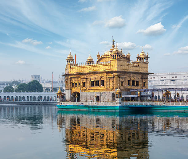 golden temple, amritsar - amristar photos et images de collection