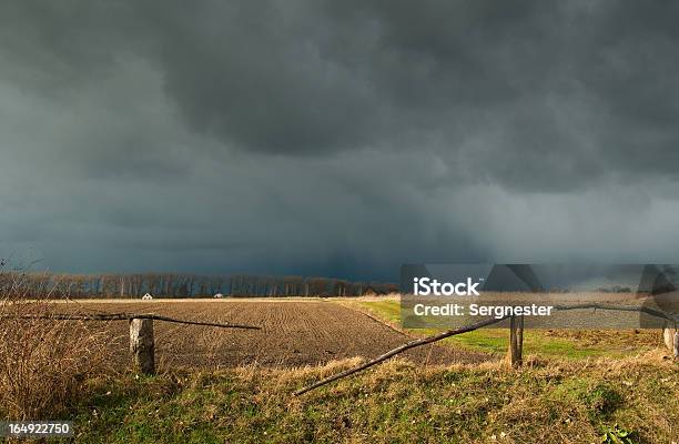 Foto de Antes Da Tempestade e mais fotos de stock de Azul - Azul, Campo, Cerca